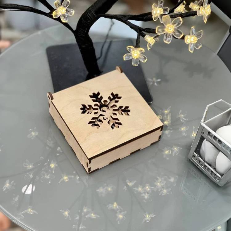 Новогодняя коробка для игрушек на елку "Снежинка" m39.com.ua Новогодняя коробка для игрушек на елку "Снежинка"