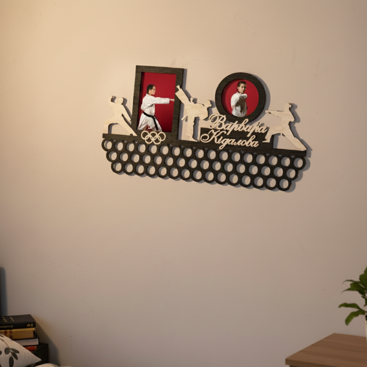 Медальниця з дерева рукопашний бій або карате з Дівчиною, тримач для медалей