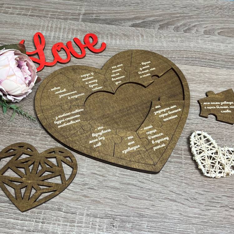 Ніжний подарунок на день закоханих з гравіюванням написів