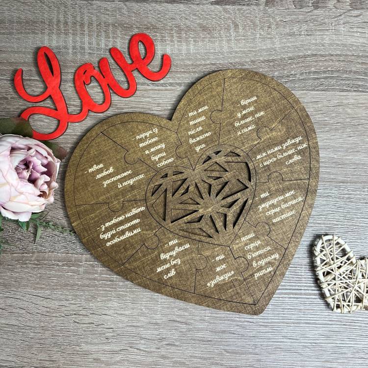 Ніжний подарунок на день закоханих з гравіюванням написів