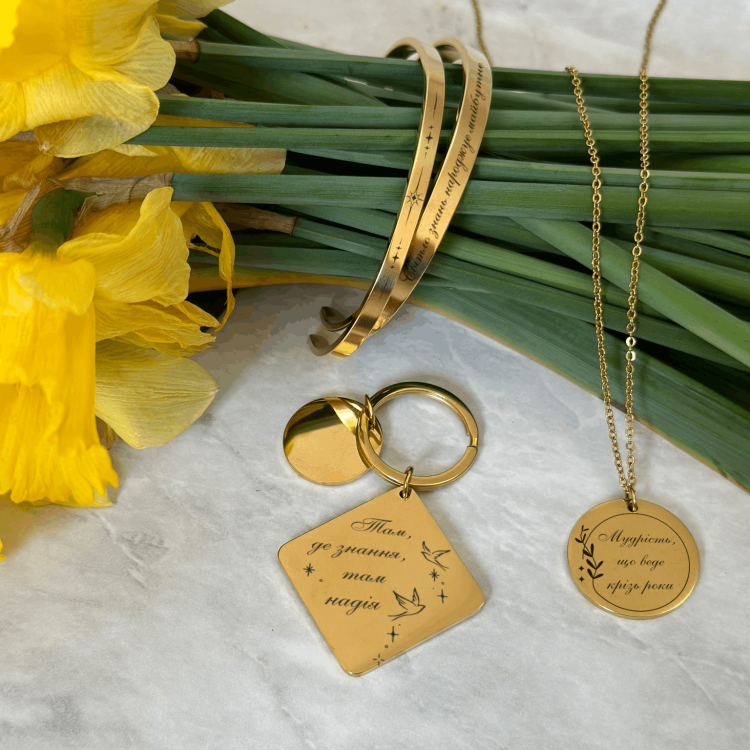 Изысканный подарок учительнице к 8 Марта — набор украшений с индивидуальной гравировкой m39.com.ua Изысканный подарок учительнице к 8 Марта — набор украшений с индивидуальной гравировкой