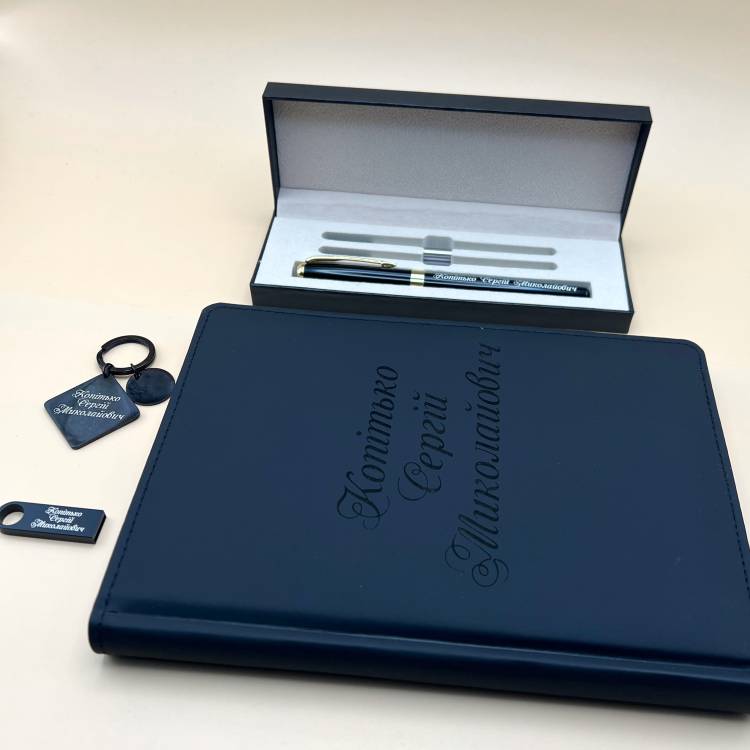 Стильний Подарунок Колезі, Другу чи Коханій Людині — Комплект Аксесуарів з Індивідуальним Гравіюванням m39.com.ua Стильний Подарунок Колезі, Другу чи Коханій Людині — Комплект Аксесуарів з Індивідуальним Гравіюванням