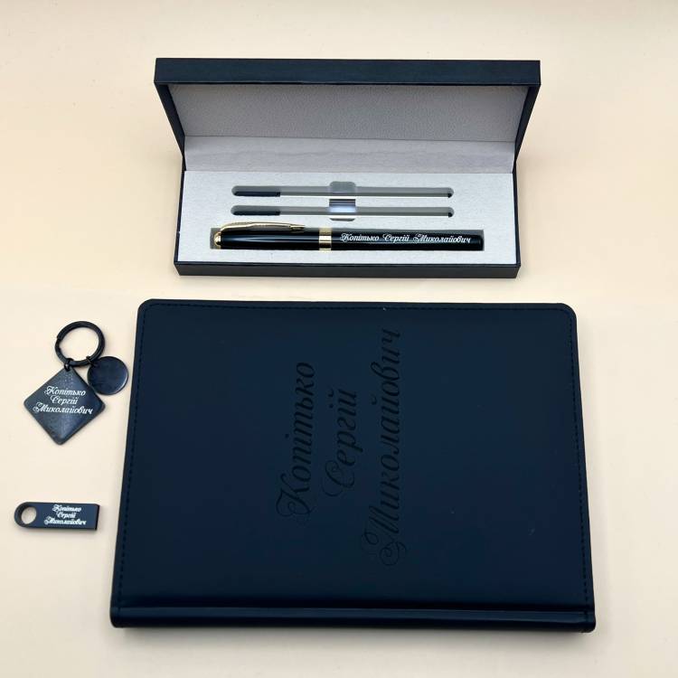 Стильний Подарунок Колезі, Другу чи Коханій Людині — Комплект Аксесуарів з Індивідуальним Гравіюванням m39.com.ua Стильний Подарунок Колезі, Другу чи Коханій Людині — Комплект Аксесуарів з Індивідуальним Гравіюванням