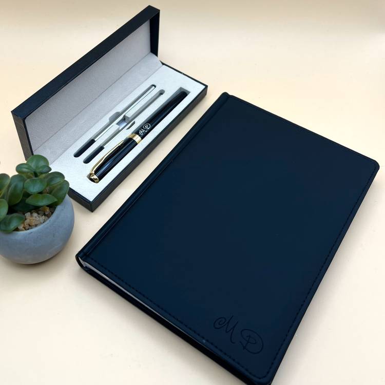 Блокнот A5 з ініціалами та ручка — персональний набір для близької людини m39.com.ua Блокнот A5 з ініціалами та ручка — персональний набір для близької людини