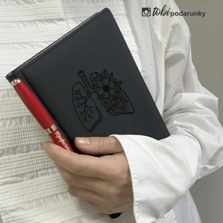  Подарунковий Набір Лікарю Фтизіатру, до Дня Лікаря з Персоналізованим Гравіюванням