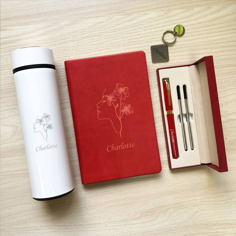 Іменний подарунковий набір для дівчини — блокнот, термос, ручка, брелок з гравіюванням m39.com.ua Іменний подарунковий набір для дівчини — блокнот, термос, ручка, брелок з гравіюванням