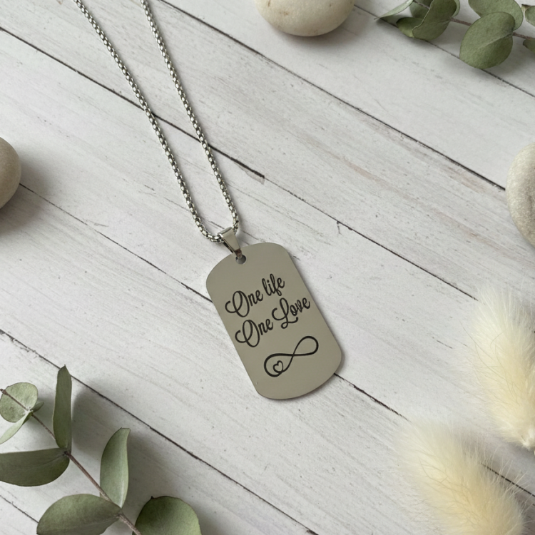 Жетон закоханим з персоналізованим гравіюванням "безмежно..."