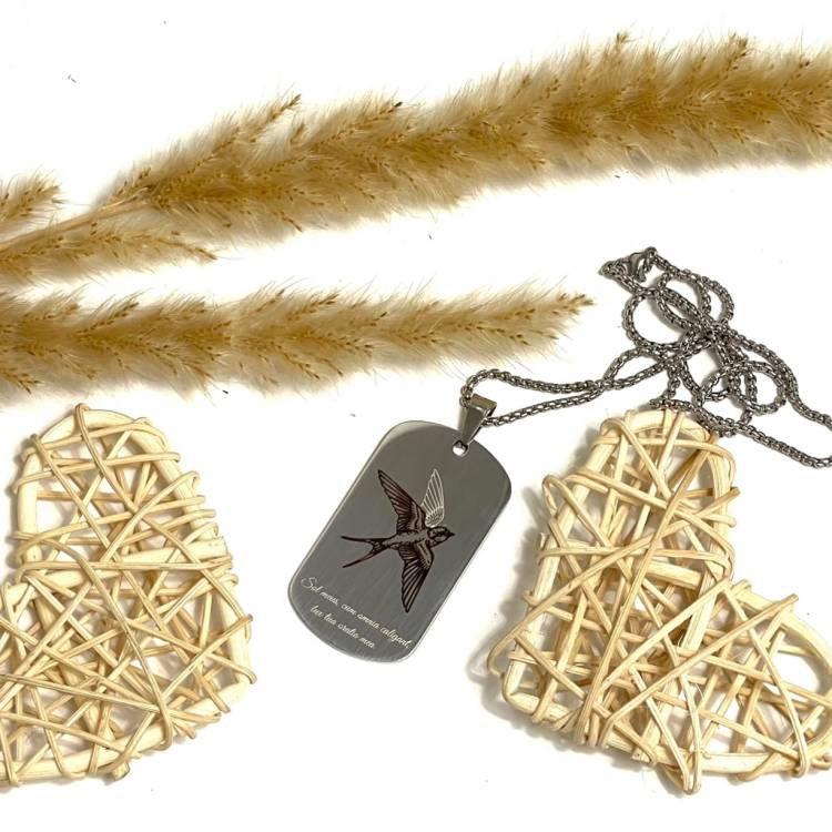 Армійський жетон з гравіюванням ластівки і написом "Sol meus, cum omnia caligant, lux tua orabio mea"