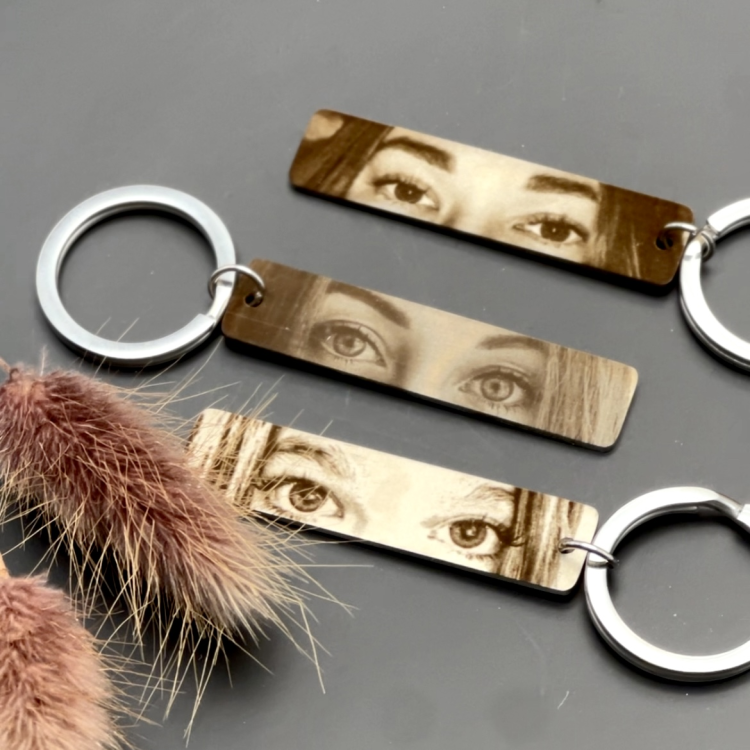 Ніжний подарунок коханому — брелок з гравіюванням очей коханої