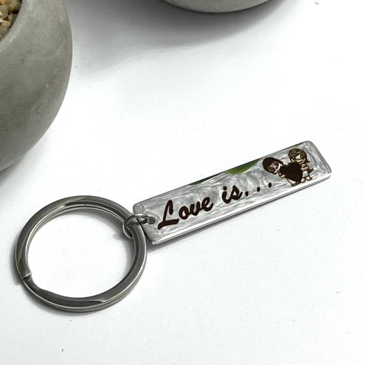 Брелок для ключів з персоналізованим гравіюванням "Love is..." m39.com.ua Брелок для ключів з персоналізованим гравіюванням "Love is..."