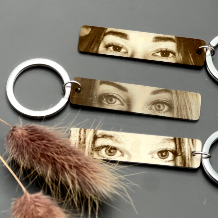 Ніжний подарунок коханому — брелок з гравіюванням очей коханої