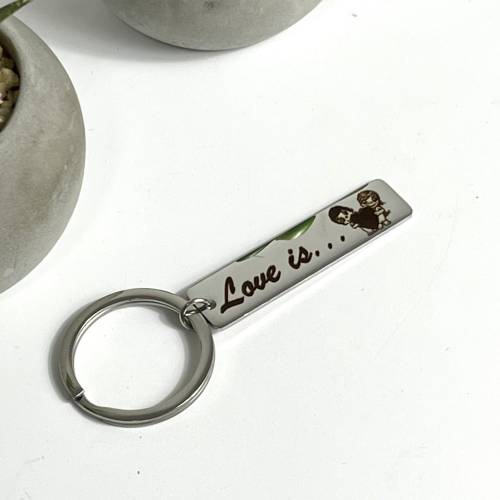 Брелок для ключів з персоналізованим гравіюванням "Love is..."