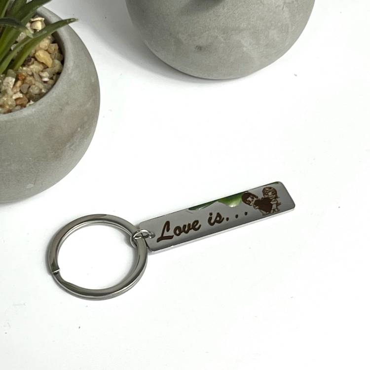Брелок для ключів з персоналізованим гравіюванням "Love is..." m39.com.ua Брелок для ключів з персоналізованим гравіюванням "Love is..."