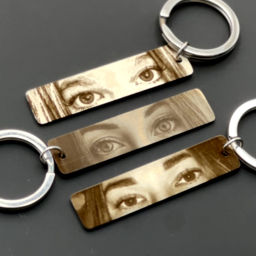 Ніжний Подарунок Коханому - Брелок з Гравіюванням Фото Очей Коханої m39.com.ua Ніжний Подарунок Коханому - Брелок з Гравіюванням Фото Очей Коханої