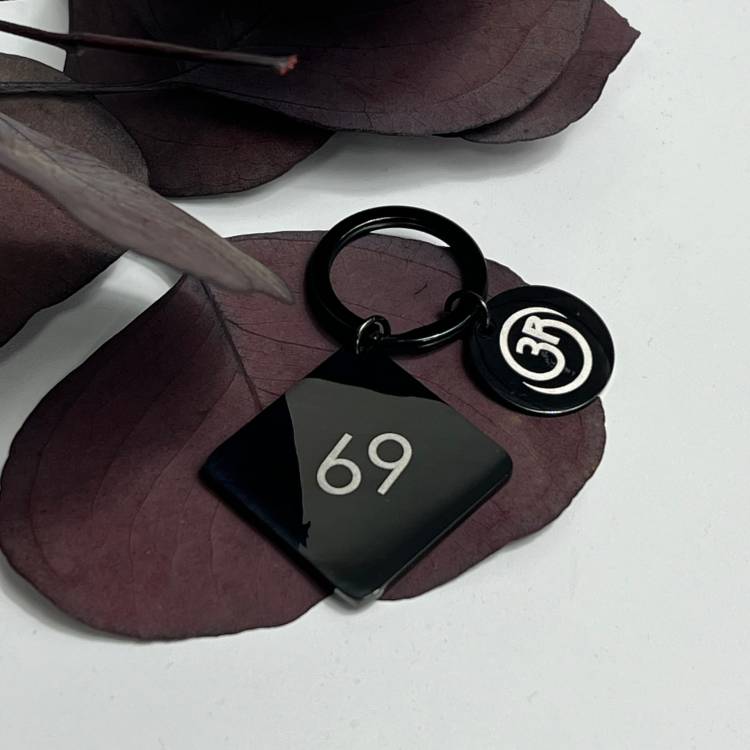 Брелок в подарунок рідним з гравіюванням знака зодіака