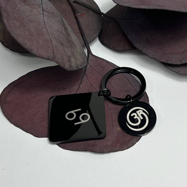 Брелок в подарунок рідним з гравіюванням знака зодіака