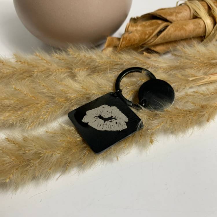 Оригінальний подарунок близьким - Брелок з Вашим написом від Руки