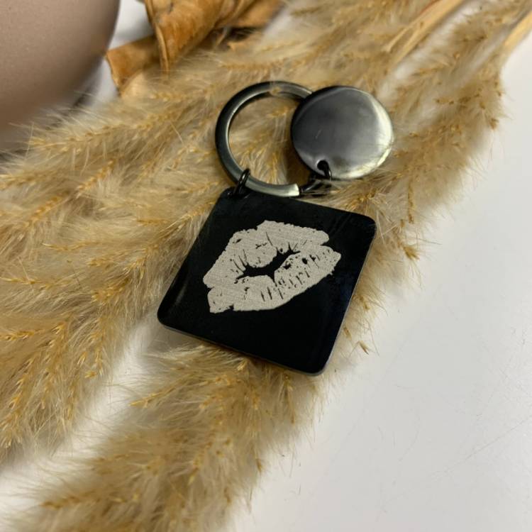 Оригінальний подарунок близьким - Брелок з Вашим написом від Руки