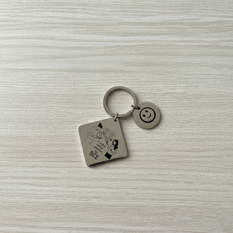 Персонализированный подарок подруге металлический брелок с гравировкой Любимка