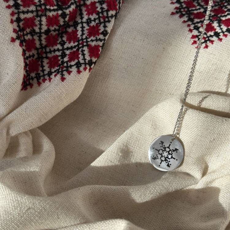 Кругла підвіска з зашифрованим словом в орнамент 