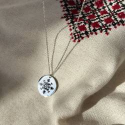 Кругла підвіска з зашифрованим словом в орнамент 