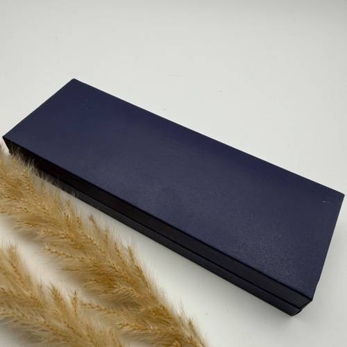 Подарок для коллеги – именная ручка с индивидуальной гравировкой.