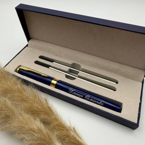 Подарок для коллеги – именная ручка с индивидуальной гравировкой.