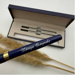 Подарок для коллеги – именная ручка с индивидуальной гравировкой.