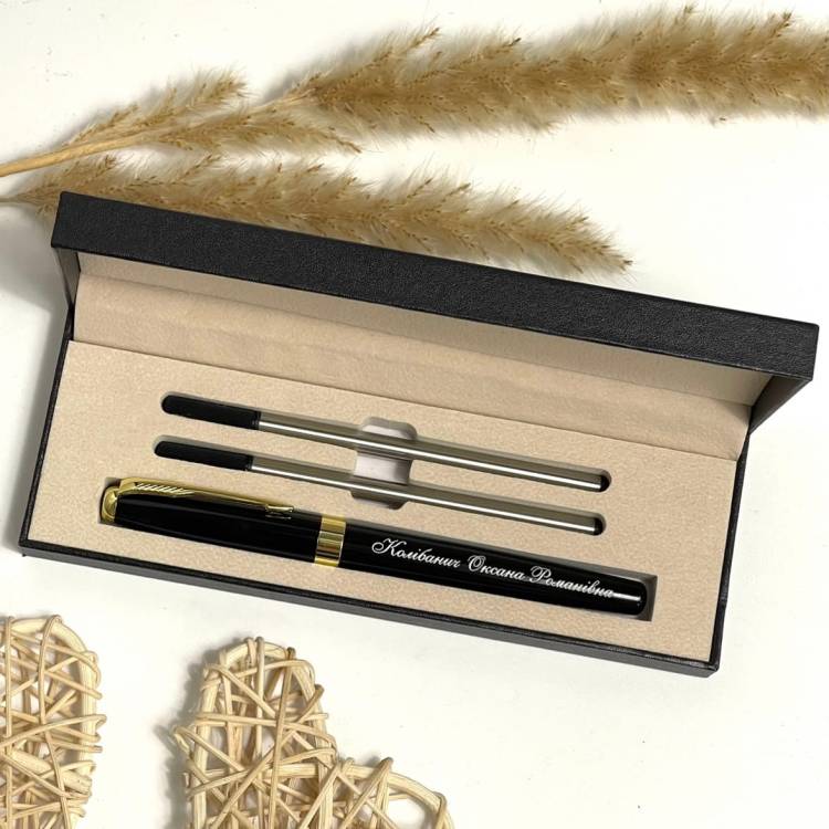 Идеальный подарок учительнице на 8 Марта — ручка с персональной гравировкой (имя/инициалы/дата)