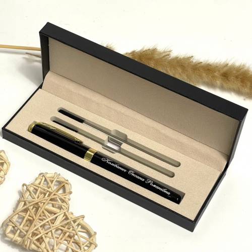 Ідеальний подарунок вчительці на 8 березня — ручка з персональним гравіюванням (ім’я/ініціали/дата)