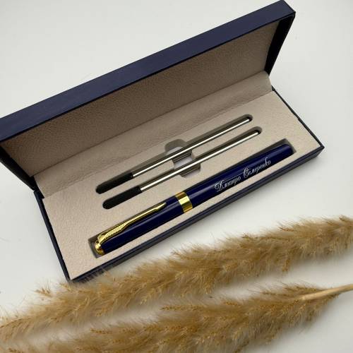 Подарок для коллеги – именная ручка с индивидуальной гравировкой.