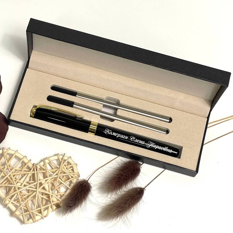 Подарунок для ділової людини, Ручка з персональним гравіюванням (ім’я/ініціали/дата/фраза)