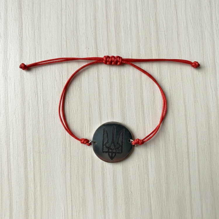 Фенечка з патріотичним гравіюванням чорного кольору Герб