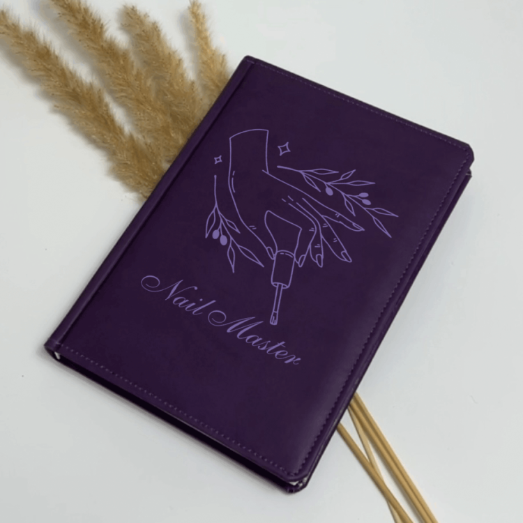 Именной блокнот с гравировкой “Nail Master” — персонализированный подарок для работника бьюти-сферы (мастер маникюра)