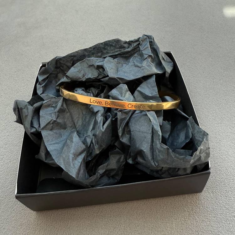 Металевий браслет з індивідуальним гравіюванням