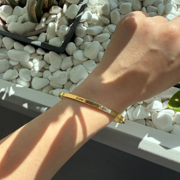 Металевий браслет з індивідуальним гравіюванням