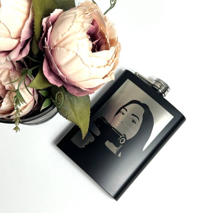 Подарок любимому — фляга 236 мл, чёрная, с вашим фото (персонализированная гравировка)