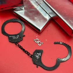 Стильные черные наручники с гравировкой – уникальный подарок для пары.