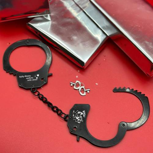 Стильные черные наручники с гравировкой – уникальный подарок для пары.