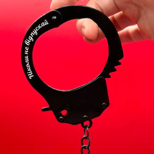 Элегантные черные наручники с именной гравировкой – подарок для особых моментов. m39.com.ua Элегантные черные наручники с именной гравировкой – подарок для особых моментов.