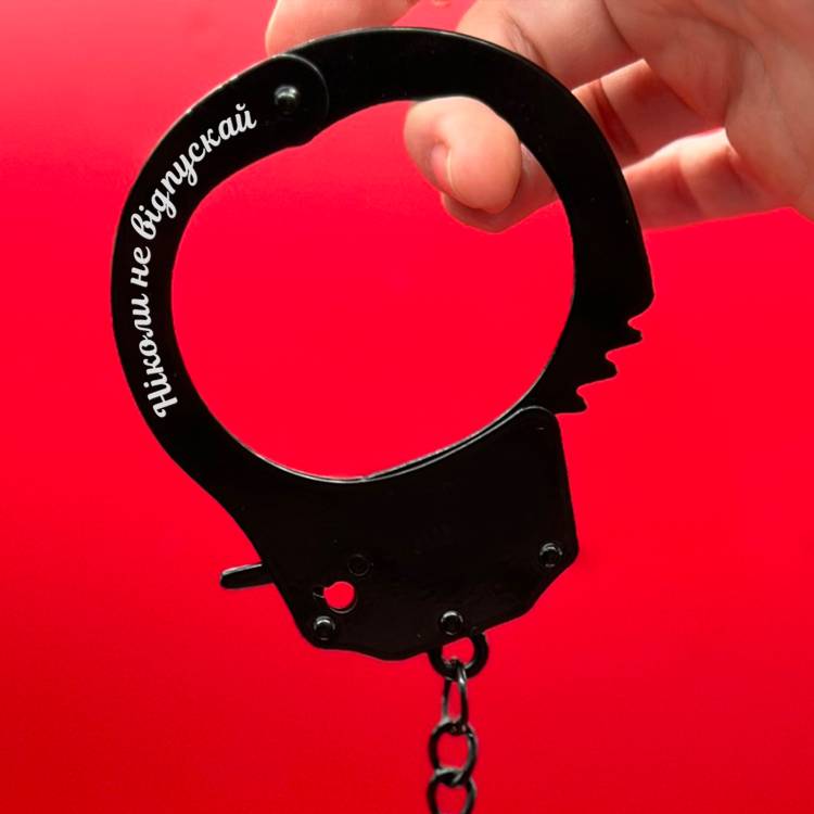 Елегантні чорні наручники з іменним гравіюванням — подарунок для особливих моментів m39.com.ua Елегантні чорні наручники з іменним гравіюванням — подарунок для особливих моментів