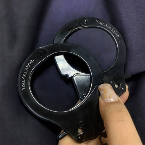 Черные наручники с персональной гравировкой – стильный подарок для двоих.