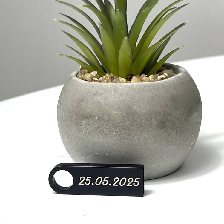  Флешка 32GB з Лазерним Гравіюванням вашої особливої дати