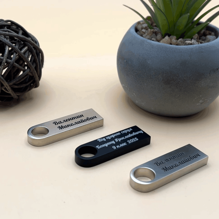 Флешка 32GB з гравіюванням - корпоративний подарунок або подяка вчителю