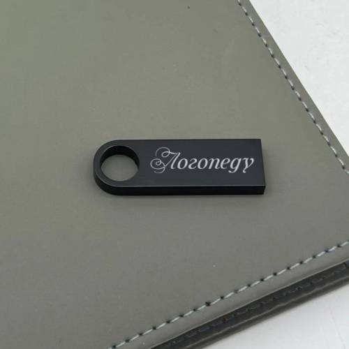 Подарок ко Дню логопеда — флешка с персональной надписью