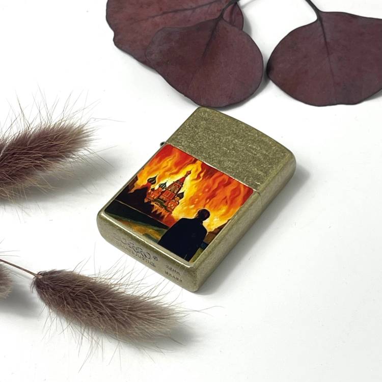 Яскравий подарунок золотиста запальничка з напиленням, з UV DTF наклейкою "Палаюча мoskbа" m39.com.ua Яскравий подарунок золотиста запальничка з напиленням, з UV DTF наклейкою "Палаюча мoskbа"