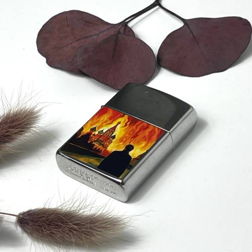 Яскравий подарунок срібна запальничка, з UV DTF наклейкою "Палаюча мoskbа"