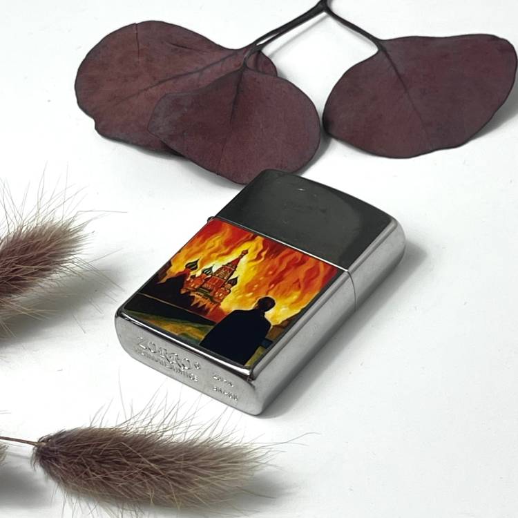 Яскравий подарунок срібна запальничка, з UV DTF наклейкою "Палаюча мoskbа" m39.com.ua Яскравий подарунок срібна запальничка, з UV DTF наклейкою "Палаюча мoskbа"