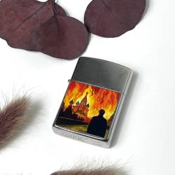 Яскравий подарунок срібна запальничка, з UV DTF наклейкою "Палаюча мoskbа"