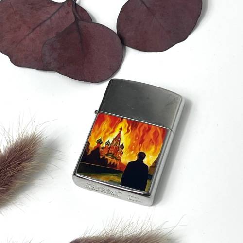 Яскравий подарунок срібна запальничка, з UV DTF наклейкою "Палаюча мoskbа"